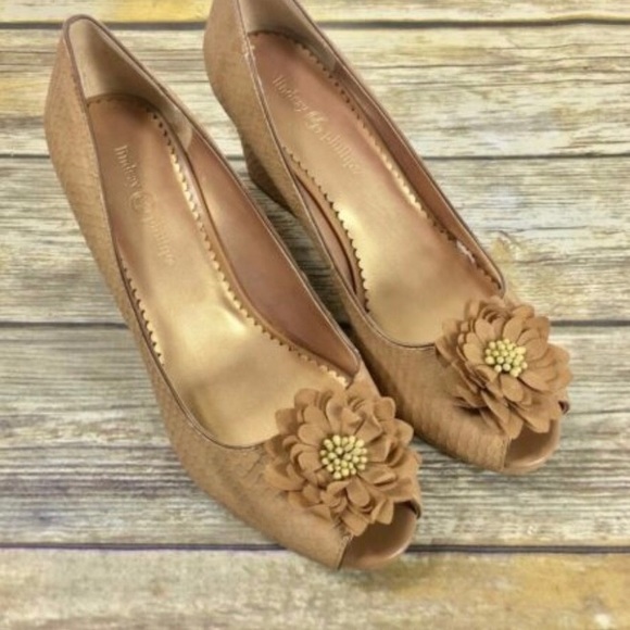 Lindsay Phillips wedge with peep toe. - Picture 1 of 5